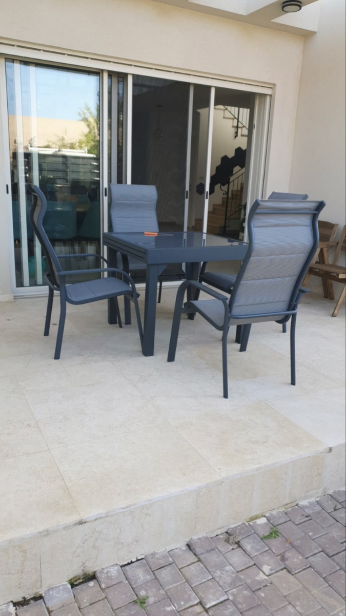 שולחן אלומיניום נפתח 180*90*90 אפור עכבר +4כסאות אלומיניום לבן ויולטה VIOLETTA ATM2305